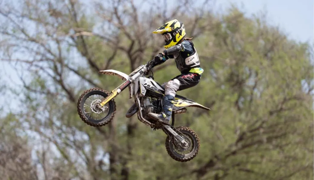 POR LOS AIRES. Alejandro Mónaco disfruta de su presente con el motocross. FOTO GENTILEZA DE MAXI PECORA