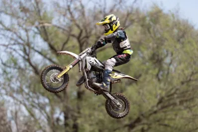 Tiene ocho años, es corredor de motocross y es campeón argentino: está es la historia de Alejandro Monaco