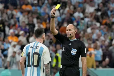 El árbitro de Argentina-Países Bajos recordó su cruce con Messi: “Se portó muy mal”