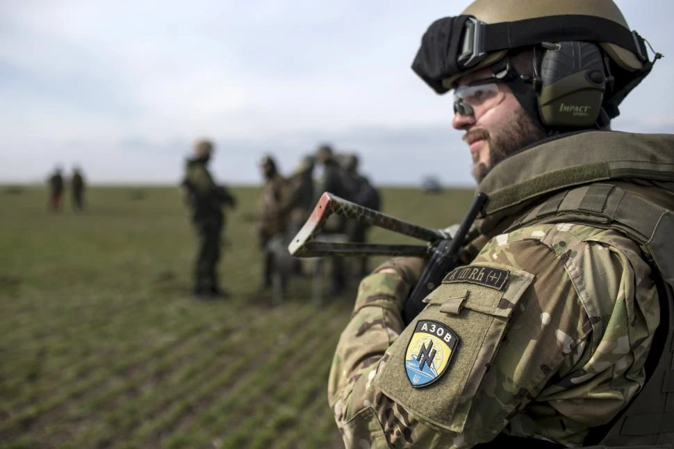 RESISTENCIA. Las milicias del batallón Azov permanecieron en la ciudad de Mariupol, asediada por los rusos.