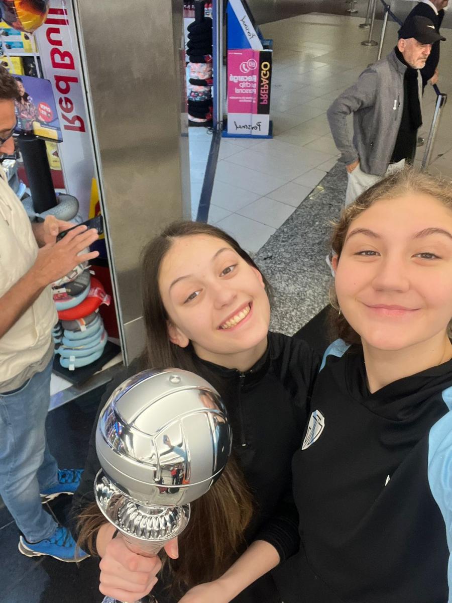 Medina Sarmiento (derecha), junto a una de sus compañeras del seleccionado, con el trofeo sudamericano.