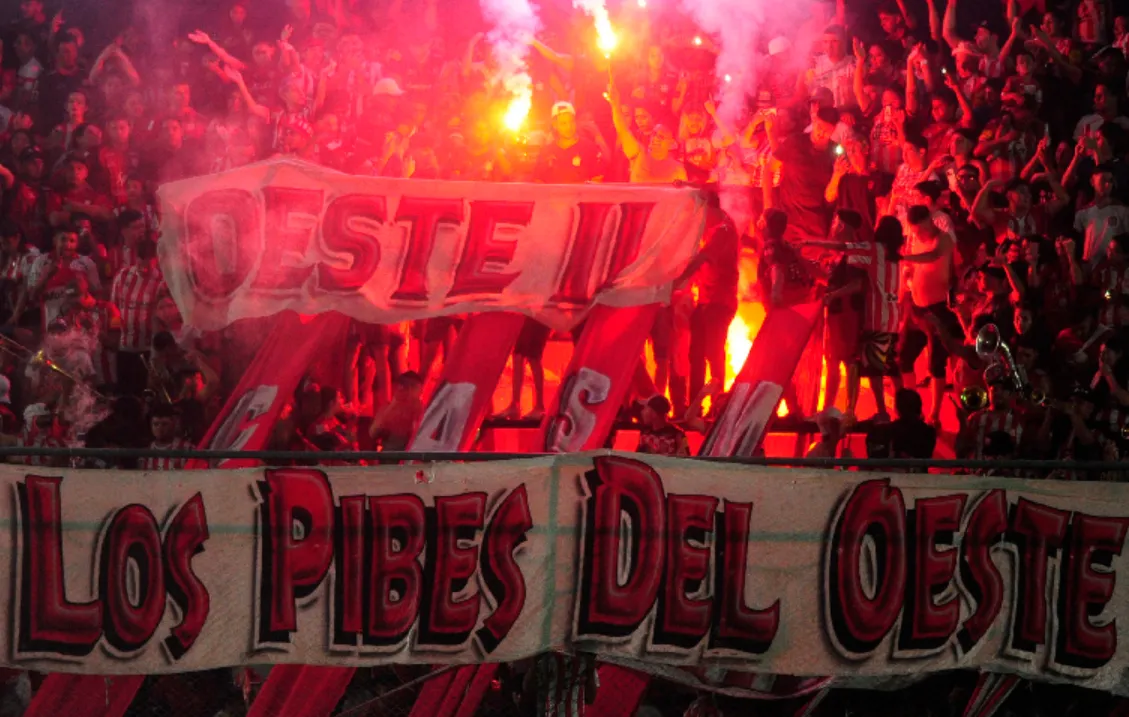 Los hinchas de San Martín presentaron una nueva bandera para el partido frente a Almirante Brown.