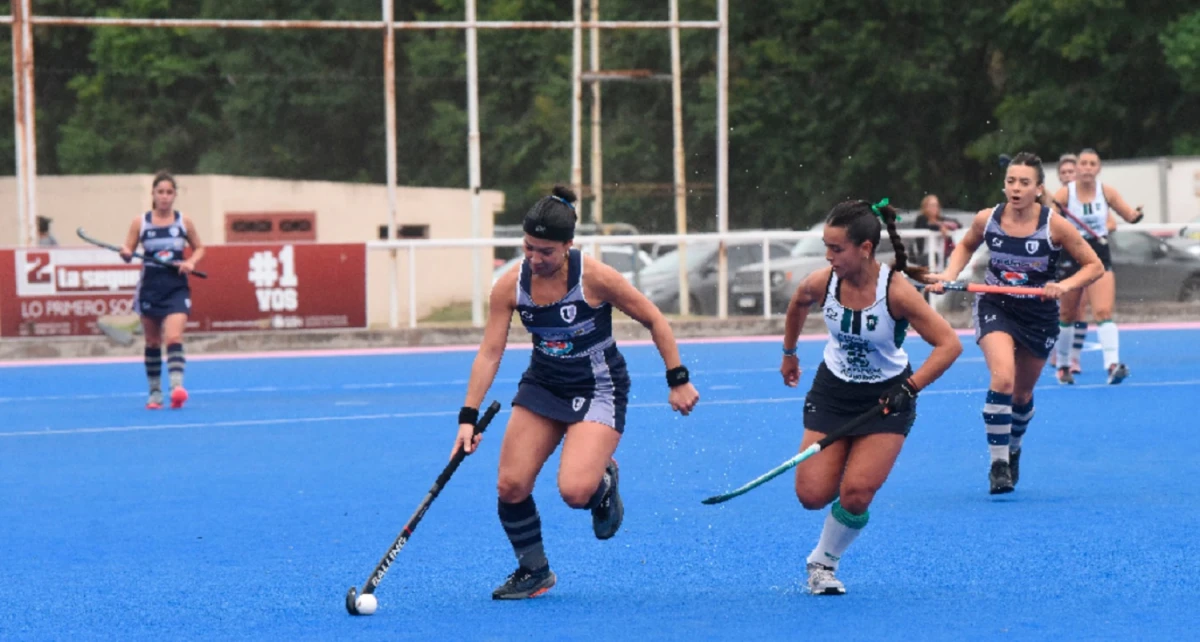 DUELO. Valentina Garretón disputa la bocha con la verdinegra Luciana García Galo. LA GACETA/ FOTO DE ANALÍA JARAMILLO.