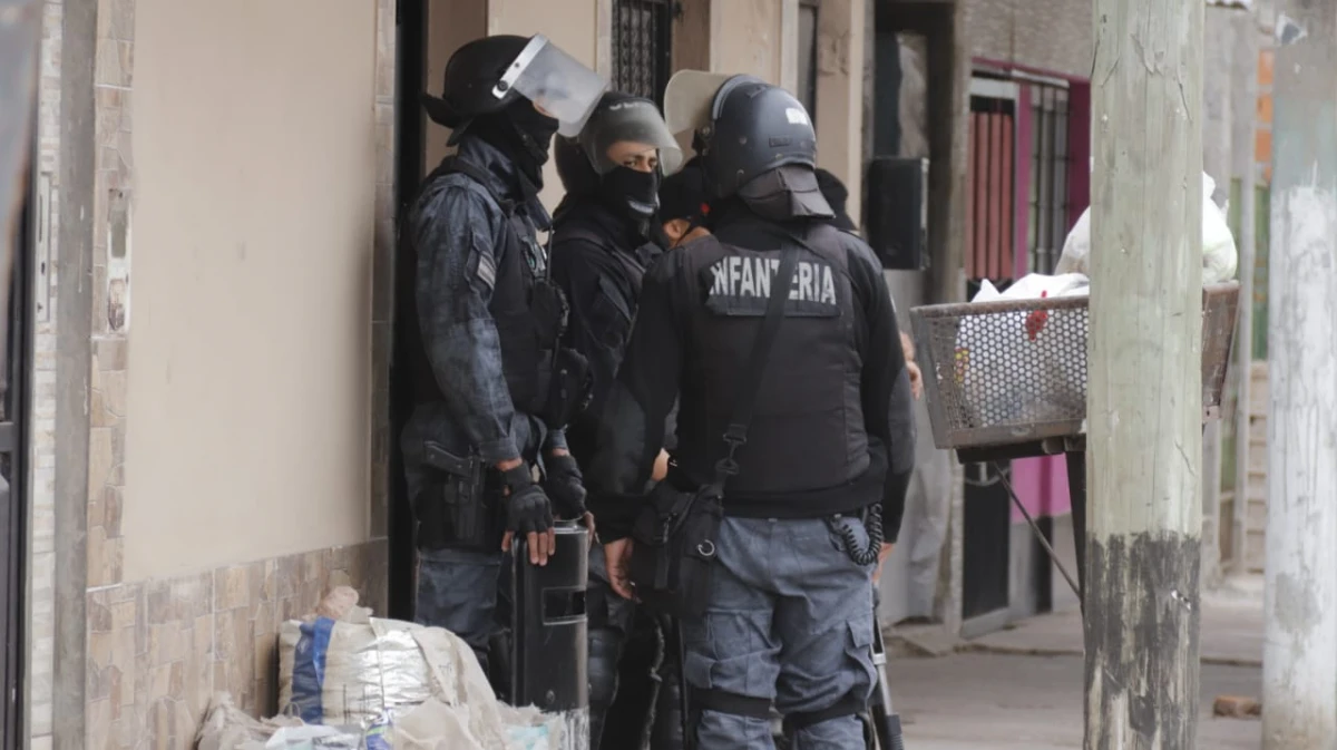 OPERATIVO. El allanamiento se hizo en el barrio Ampliación Tiro Federal. LA GACETA/FOTOS DE MATÍAS VIEITO