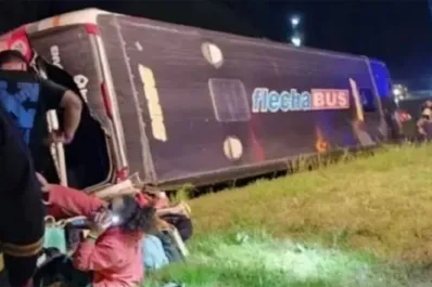 Volcó un colectivo con estudiantes en Entre Ríos: hay al menos 10 heridos