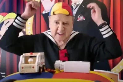 Polémica por un video de Carlos Villagrán, disfrazado de Quico, hablando del cruce ilegal de mexicanos a los Estados Unidos