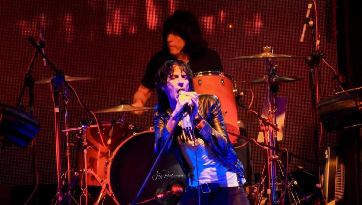DESDE EL FONDO. Marky Ramone en la batería y Ken Stringfellow en la voz sostienen a 