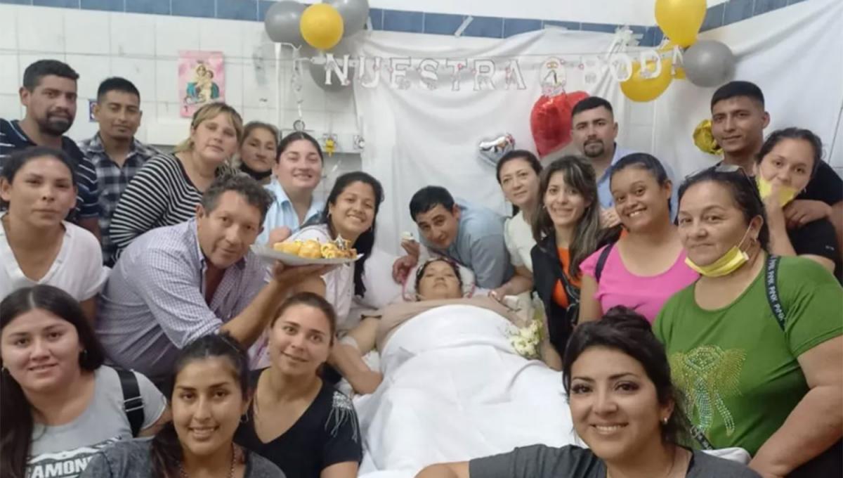 RODEADOS DE AMOR. Florencia y José se casaron acompañados por personal del hospital, amigos y familiares.