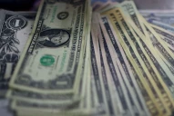 El dólar blue cortó la racha alcista, pero avanzó $100 durante la semana