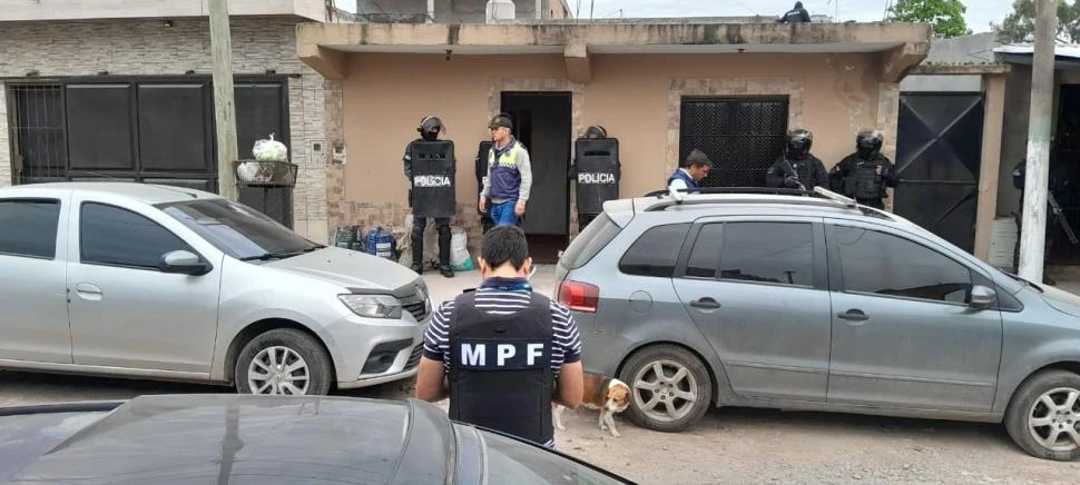 MOVIMIENTO. Policías custodian el frente del domicilio donde se realizó el allanamiento y la posterior detención del estudiante de 24 años.