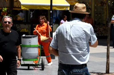 La semana se cierra con calor y se esperan lloviznas durante la madrugada