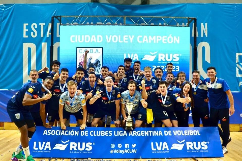 LA POSTAL. Así festejaba Ciudad Voley el año pasado la obtención de la Liga.