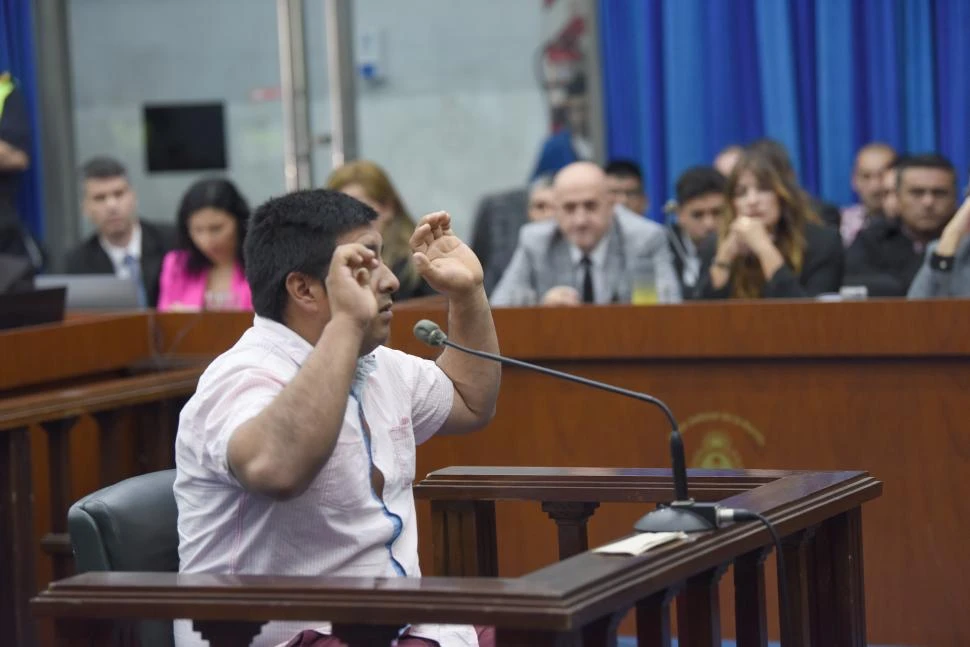 VÍCTIMA. Javier Moreno recreó su postura cuando le dispararon. LA GACETA / FOTO DE ANALIA JARAMILLO