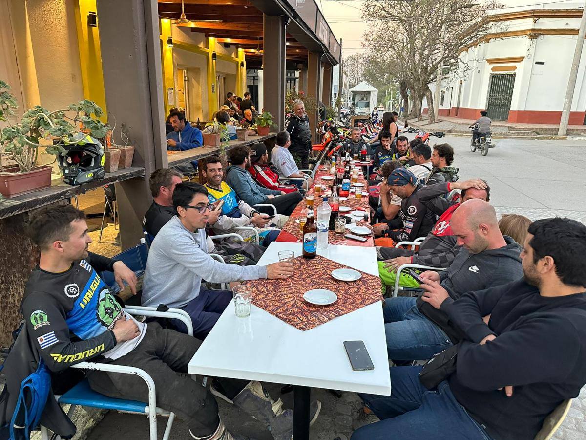 DISFRUTANDO. El grupo de uruguayos en San Pedro de Colalao. 