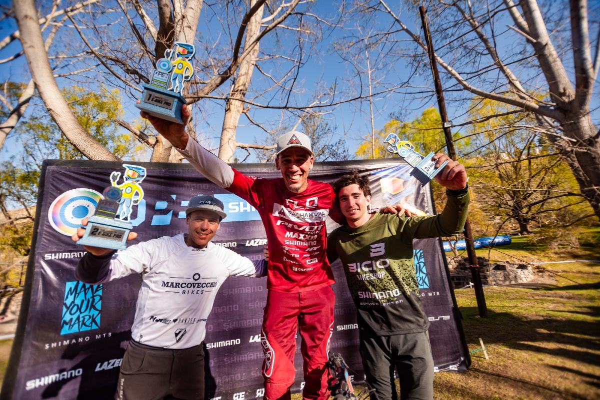 PODIO DE CAMPEONATO. El yerbabuenense en la premiación después de la carrera que se corrió en Las Vegas, Mendoza. Segundo quedó Mauro Vecchio de Tandil y tercero Pablo Iriarte de Mendoza.
