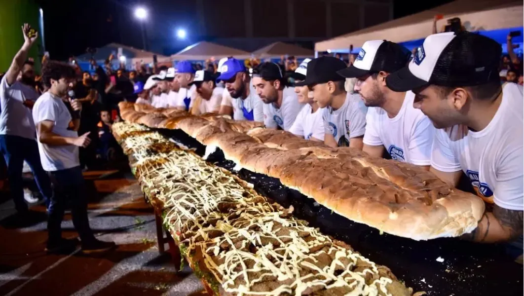 En 2022 se hizo el sánguche de milanesa más grande de la historia con más de cinco metros de extensión