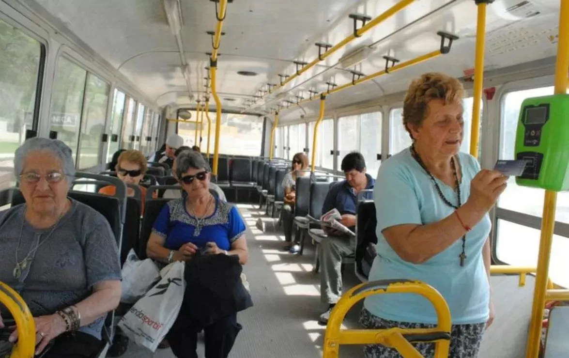 Boleto gratuito para jubilados: cómo inscribirse para obtenerlo y cuándo retirarlo