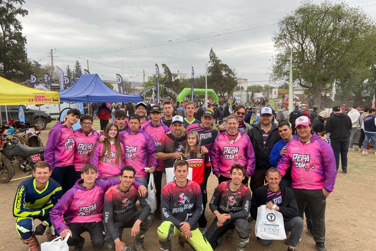 TODO ROSA. El Team Pepa, una delegación numerosa en tierra tucumana.