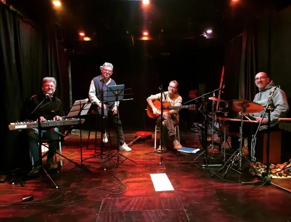 UNA BANDA ELÁSTICA. La formación ampliada de La Verbena Alucinada que se presentará hoy en Tucumán.