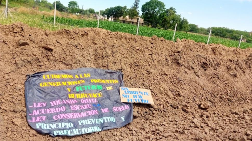 CARTELES. Con estos elementos apuntan por qué no quieren la planta.