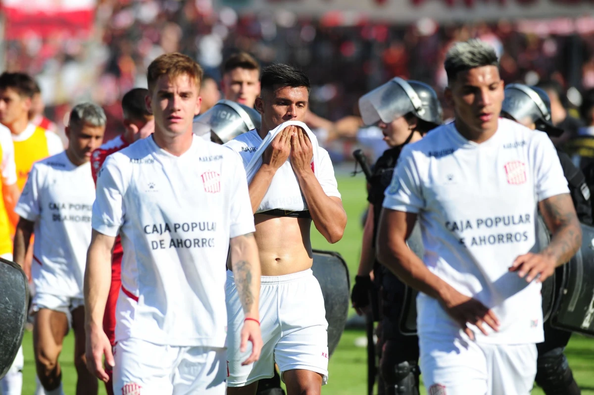 CARAS LARGAS. Los rostros de los jugadores lo dicen todo. El equipo dejó pasar una gran chance y ahora deberá esperar resultados si sueña con llegar a la final. Foto: Diego Aráoz / LA GACETA