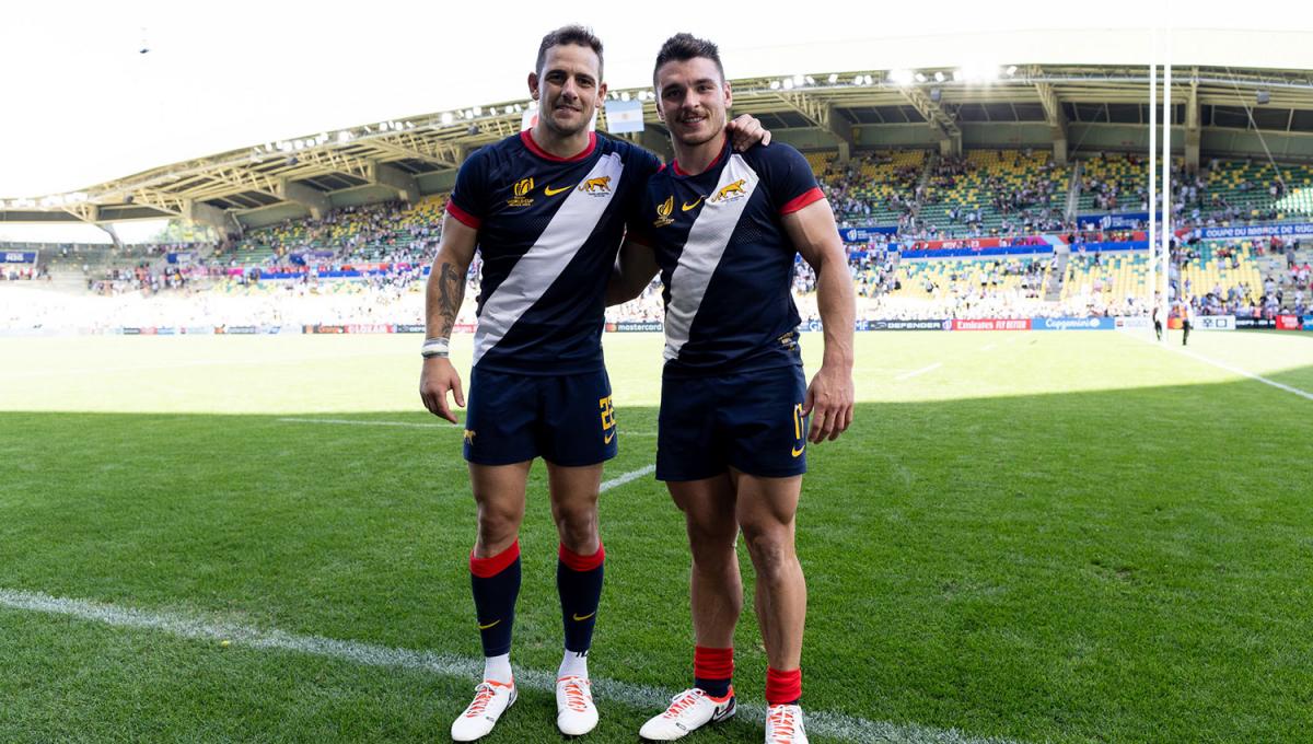 CELEBRACIÓN. Nicolás Sánchez y Mateo Carreras, dos de los tres tucumanos del plantel, posaron después de la clasificación. 