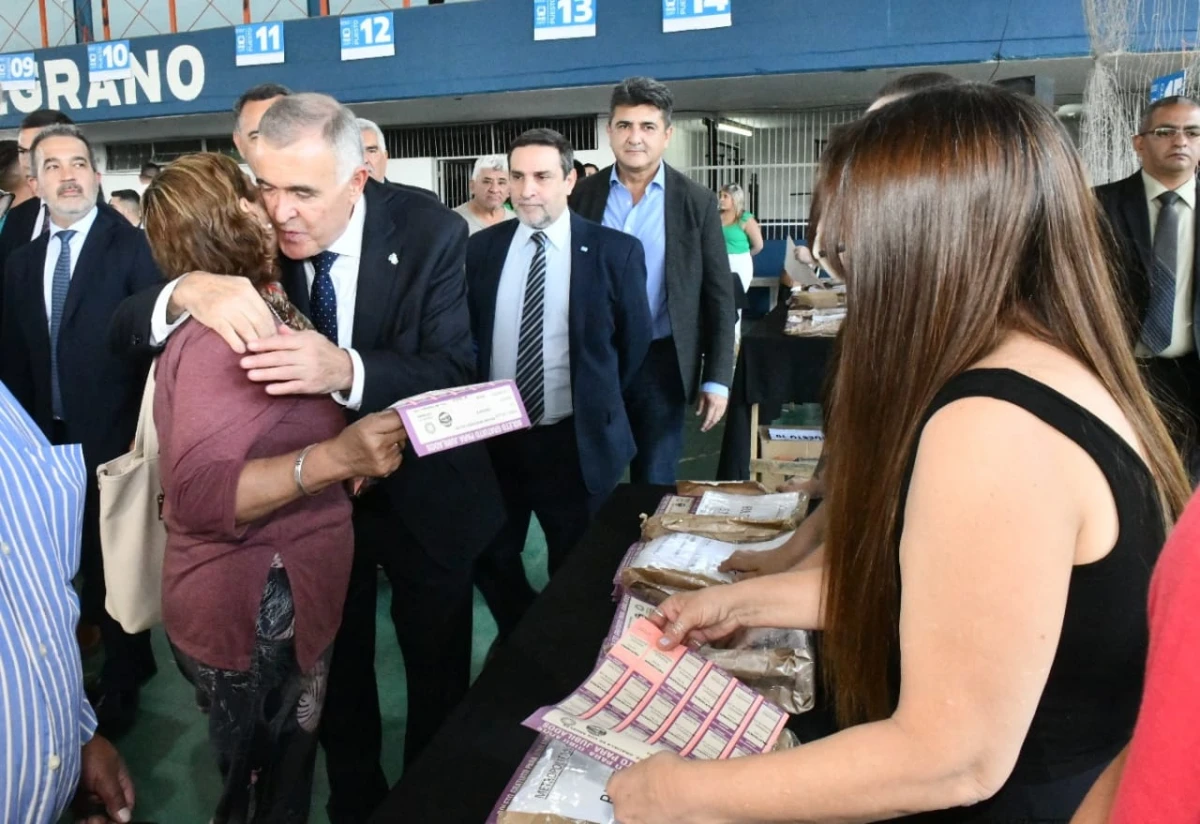 EN EL COMPLEJO BELGRANO. Osvaldo Jaldo supervisó la entrega del boleto a jubilados y se refirió al debate presidencial. Foto de Prensa HLT