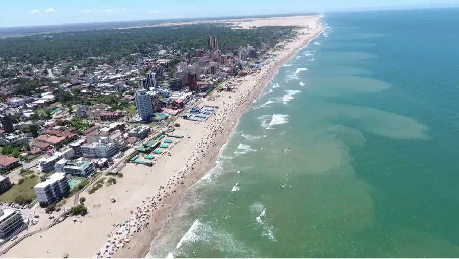 Vacaciones 2024: Villa Gesell ofrece reservar los alojamientos en pesos para viajar durante el verano.