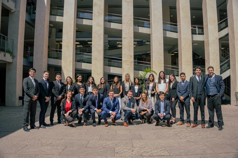 EL EQUIPO. Participarán de la propuesta 16 alumnos y cuatro docentes.