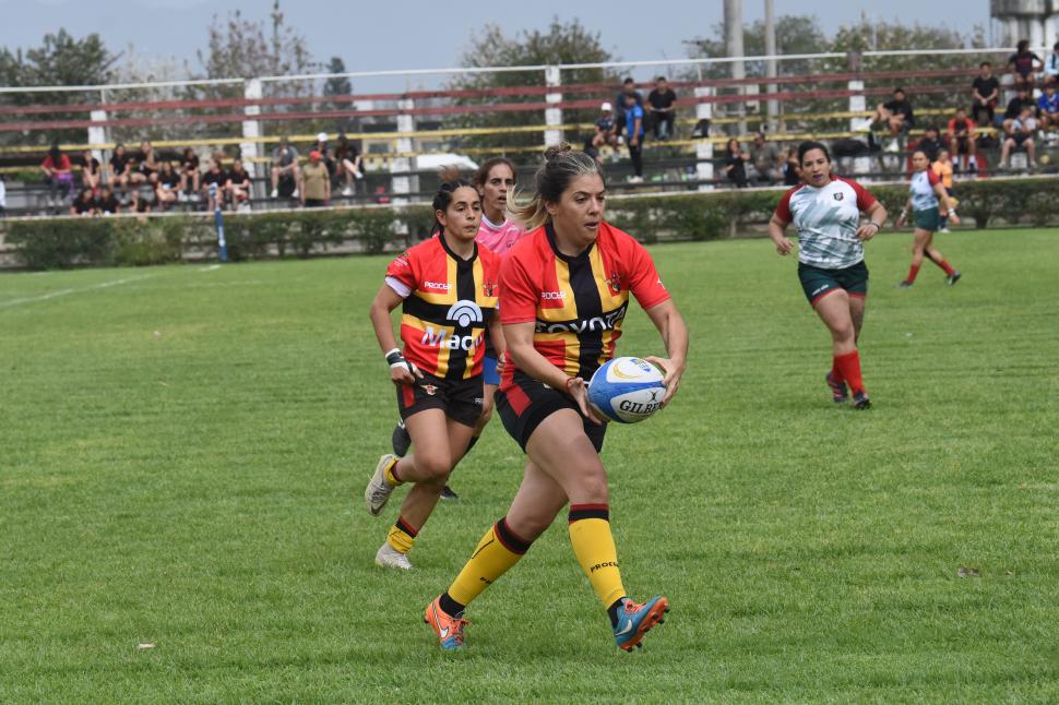 EXPERTAS. Rita Cazorla y Fátima Juárez, pentacampeonas en la cancha.