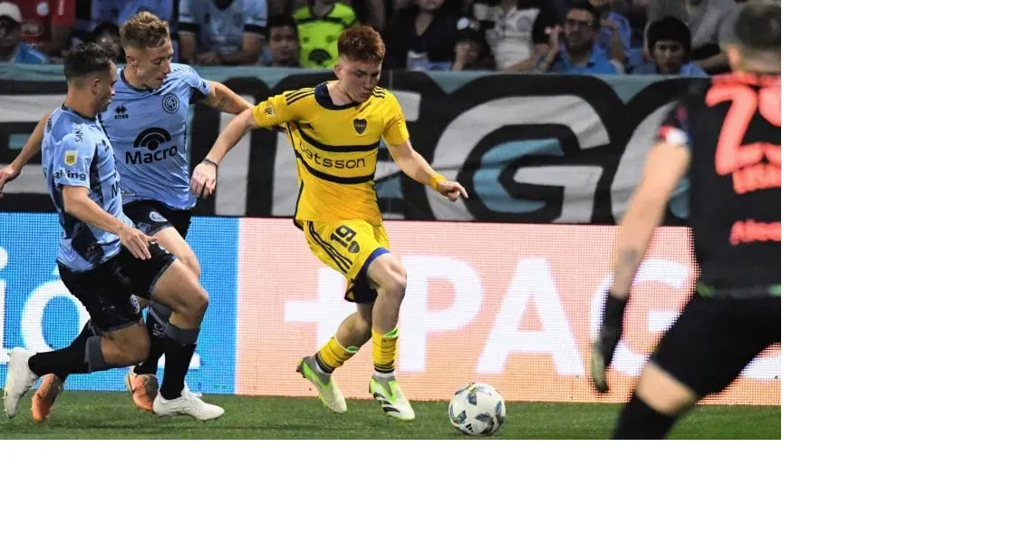 IMPARABLE. Barco se lleva la pelota con la marca intensa de un rival.