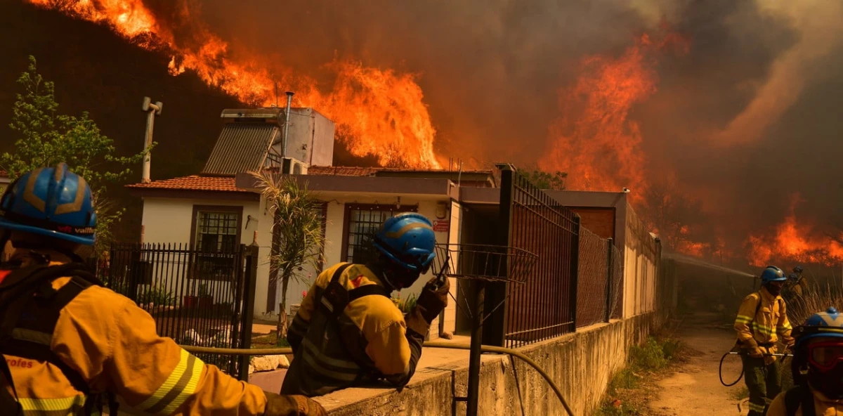 Las llamas amenazaron las viviendas, en Córdoba. 