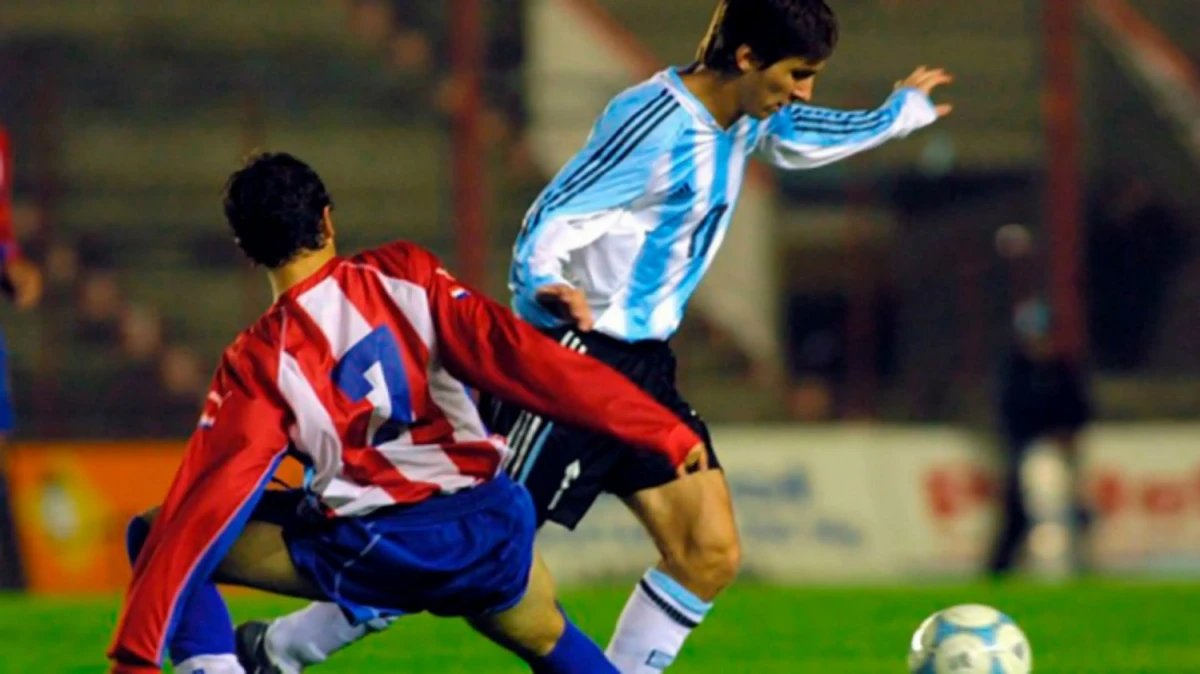 HABILIDOSO. En su debut con Argentina, Messi con 17 años, ya deslumbraba a los fanáticos. FOTO TOMADA DE INFOBAE. 