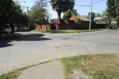 Un pitbull atacó a una mujer y a sus tres hijos: mordió y quebró a una niña de tres años