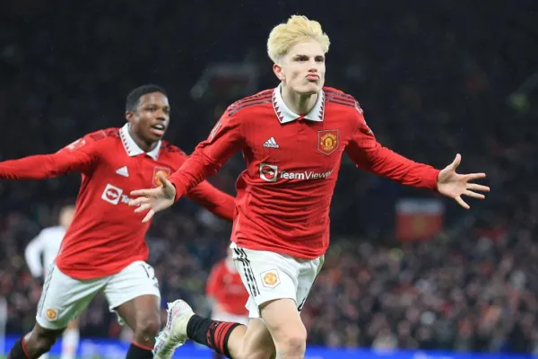 La insólita reacción de un niño inglés al recibir la camiseta de Garnacho