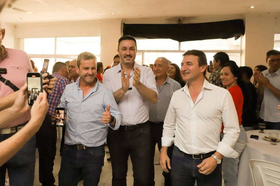 EN EL MITIN. Mariano Campero, Luis Petri y Roberto Sánchez en el salón Venecia de Concepción.