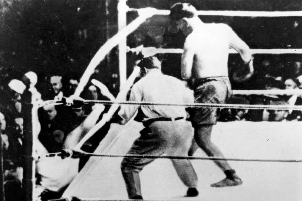 IMPARABLE. De un derechazo, Luis Ángel Firpo logró sacar a Jack Dempsey, campeón mundial de los Peso Pesados.