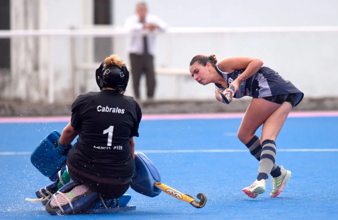 EN ACCIÓN. Carla Burgos de Universitario elude a la arquera rival. FOTO DE LA GACETA 