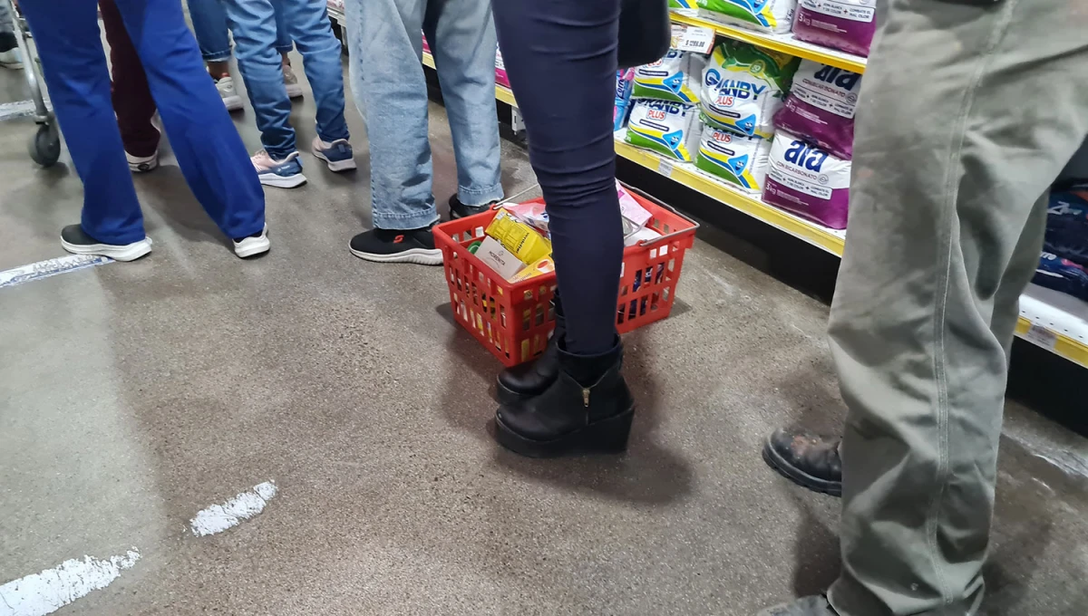 SUBIERON LAS VENTAS. Muchos tucumanos fueron al supermercado debido a la suba del precio del dólar blue.