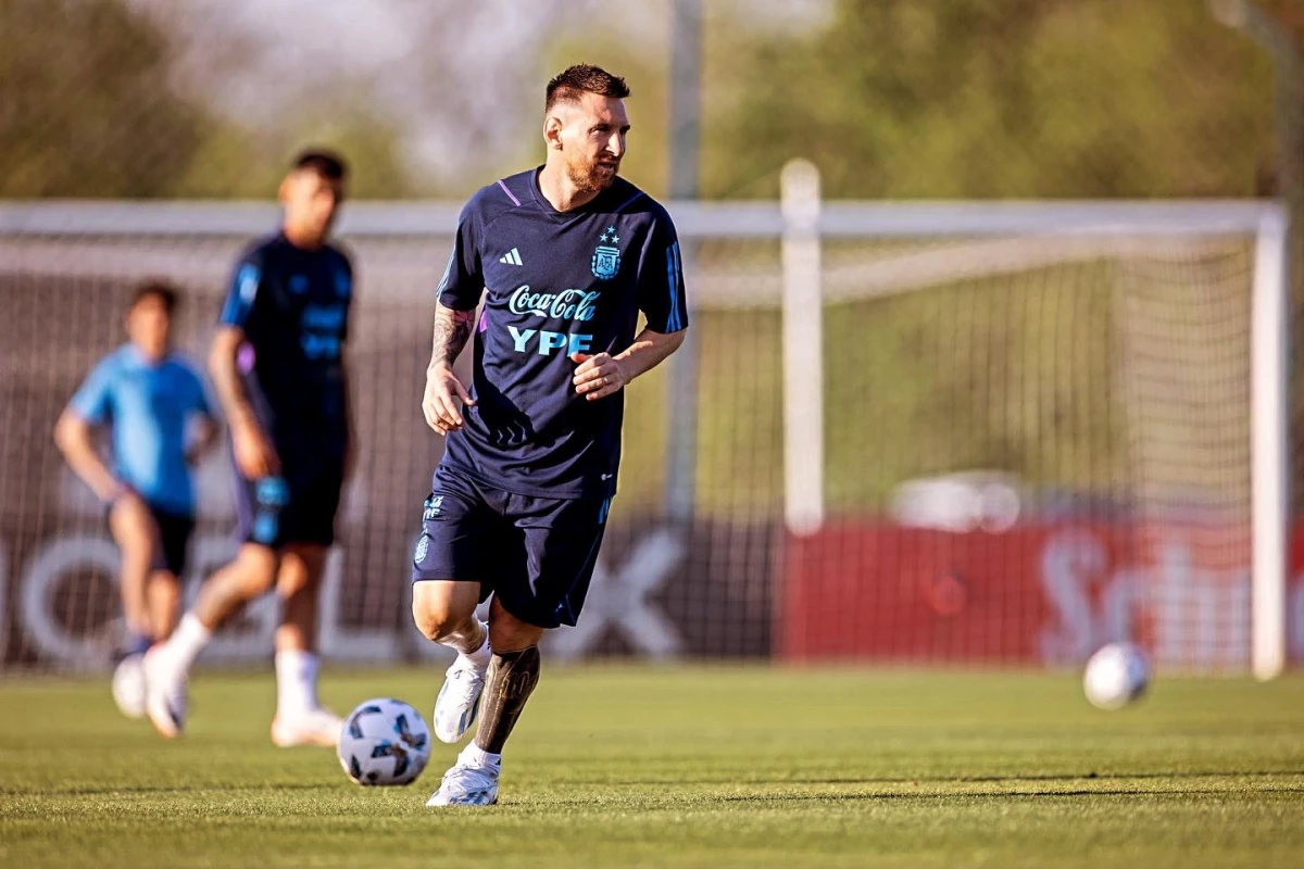 EN ACCIÓN. Messi superó la segunda práctica de la Selección y podría ser titular mañana. FOTO DE AFASELECCIÓN.