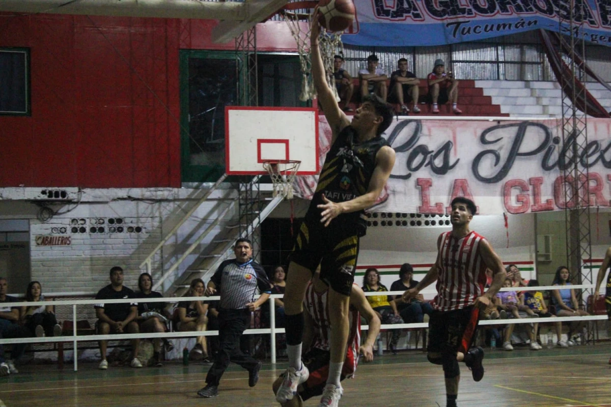 INVICTOS. El León taficeño sigue a pie firme en la Súper Liga de basquet.