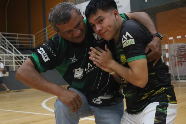 Viajó 19 horas en moto, hasta Misiones, para ver campeón a su hijo