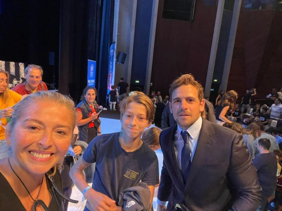 CON EL “CACHORRO”. Patricia Cejas Manceron junto a su hijo Mateo y Nicolás Sánchez durante la ceremonia de recepción de Los Pumas en La Baule.