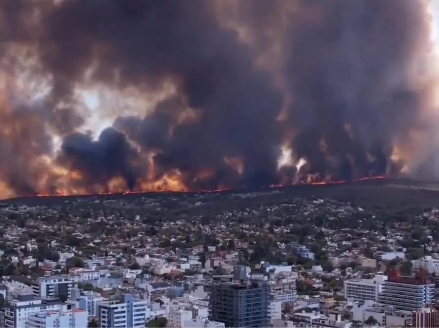 Un cordón de fuego rodea a Carlos Paz, en Córdoba