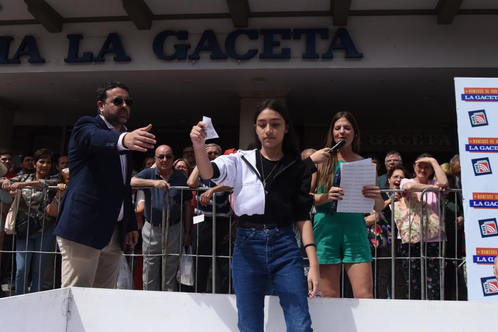 CON ESPERANZAS. Cientos de lectores se acercaron a ver el sorteo.