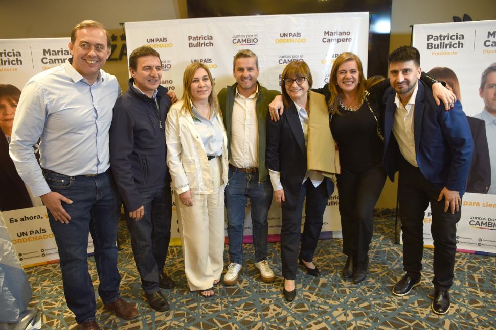 UNIDAD. Beti, Sánchez, Ávila, Campero, Amaya y Salazar flanquean a Bullrich para la foto en un hotel céntrico.