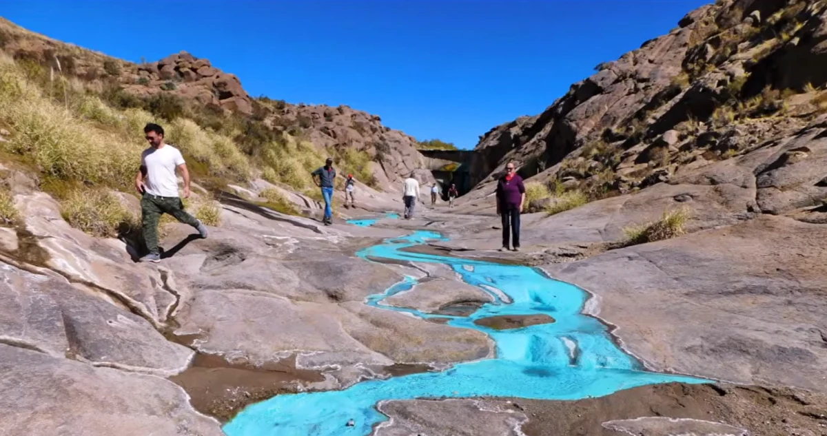 Vacaciones 2025: cómo llegar al río de aguas turquesas que está escondido entre Tucumán y Catamarca