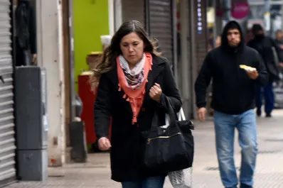 ¡Volvieron los abrigos! El cielo continuará nublado y se espera el día más frío de la semana