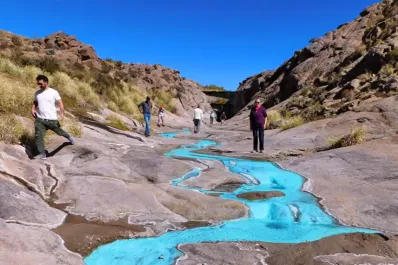 Vacaciones 2025: cómo llegar al río de aguas turquesas que está escondido entre Tucumán y Catamarca