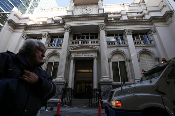El Central prorrogó la norma que impide a los bancos aumentar su posición en dólares